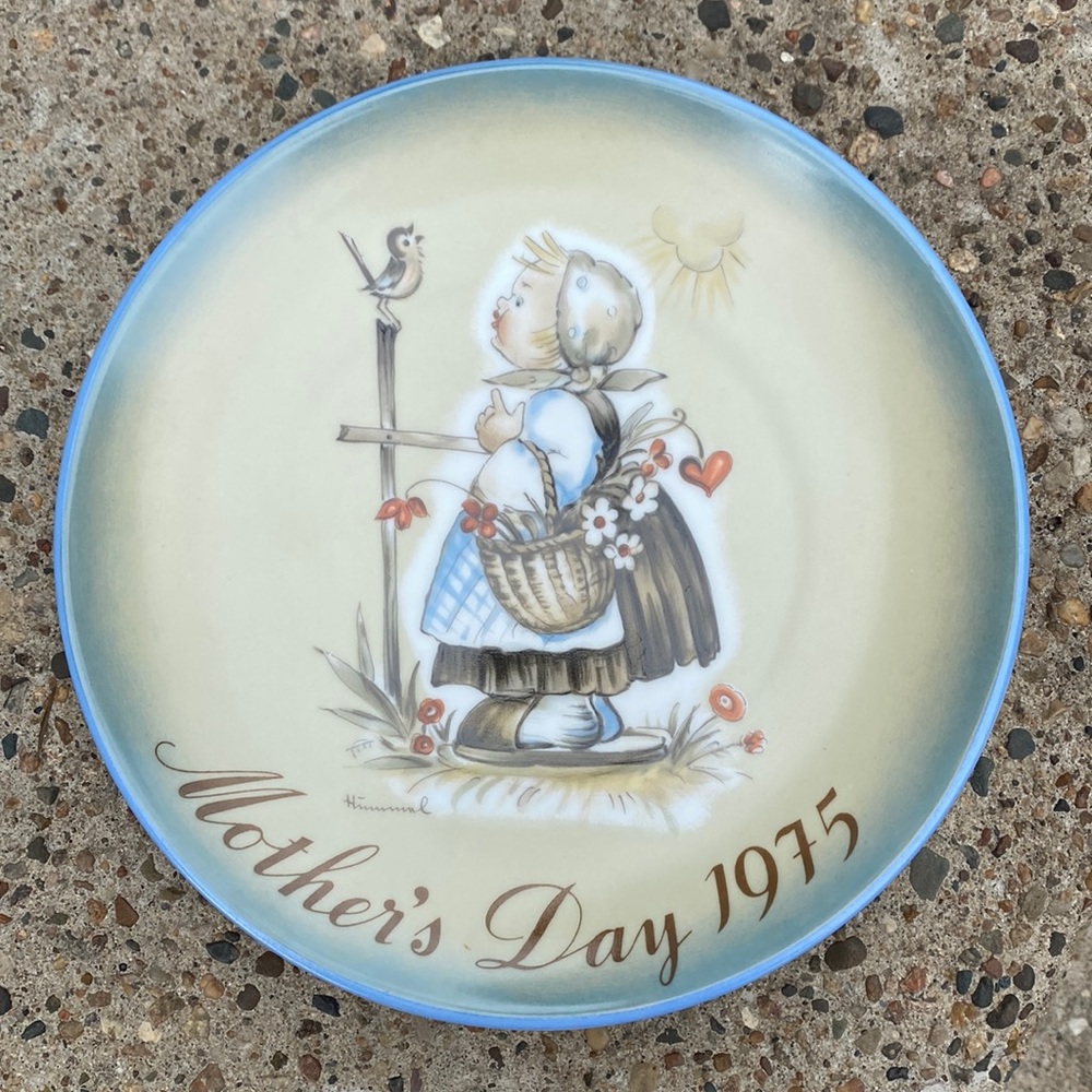 Vintage Hummel 1975 Mother’s Day Decorative Plate
